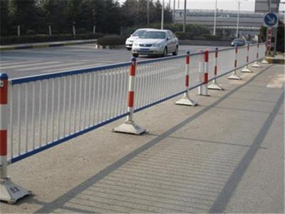 金輝涂裝設施廠(在線咨詢)|黑龍江道路護欄|城區道路護欄