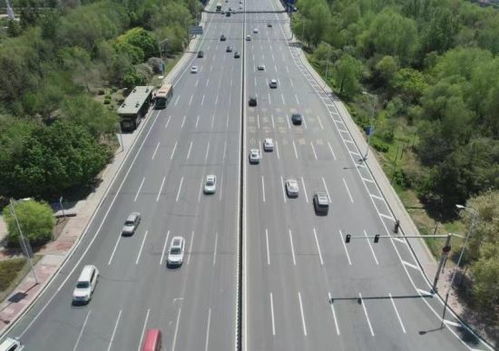 冰城交警全力推進(jìn)硬隔離交通設(shè)施建設(shè) 重點(diǎn)路段事故率顯著下降20%